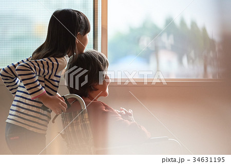 シニアと孫イメージ 34631195