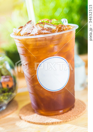 iced minted logan tea drink on wooden tray 34632515