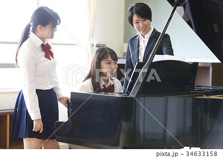 ピアノを弾く生徒 ピアノを弾く生徒 34633158