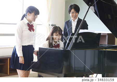 ピアノを弾く生徒 ピアノを弾く生徒 34633159
