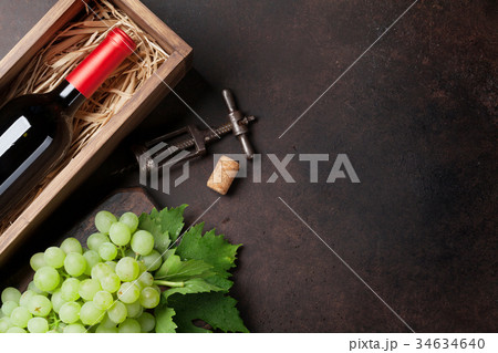 Wine and grapes 34634640