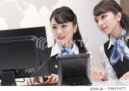 若い女性、2人、受付 若い女性、2人、受付 34635477