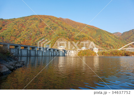 みずがき湖 10月 紅葉 北杜市 の写真素材