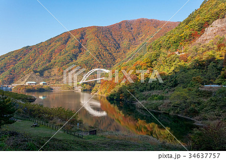 みずがき湖 10月 紅葉 北杜市 の写真素材