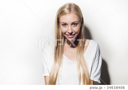Portrait of a beautiful woman 34638406