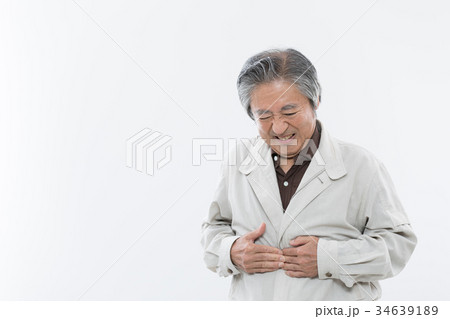 シニア男性　胃の痛み　 34639189