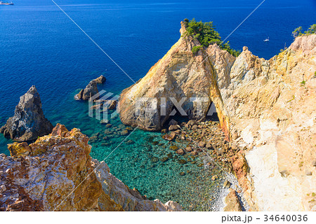 【静岡県】伊豆黄金崎の馬ロックと青い海 34640036