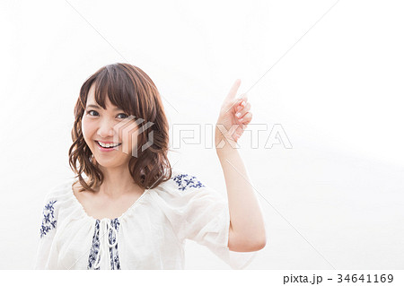 若い女性 ポートレート 指差し 若い女性 ポートレート 指差し 34641169