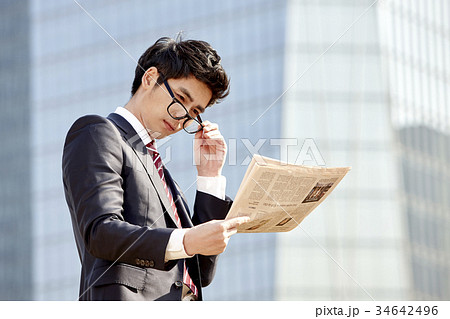 ビジネスマン 新聞 メガネ 34642496