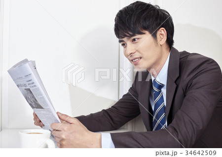 読書 ビジネスマン 新聞 34642509