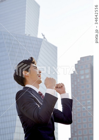 喜び うれしさ ビジネスマン 34642556