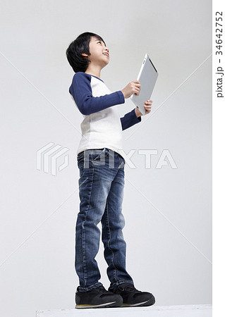 少年 子供 タブレットピーシー 34642752
