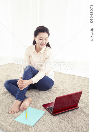 ノートパソコン ノートブック 女性 34643075