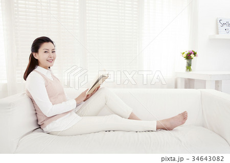 リビングルーム 読書 ソファ 34643082