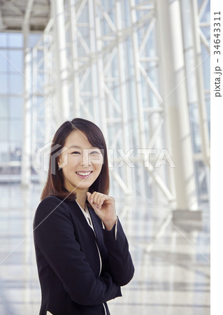 短い髪 若い女性 楽しみ 34643311