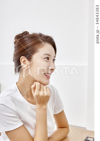 団子ヘア 若い女性 楽しみ 34643363