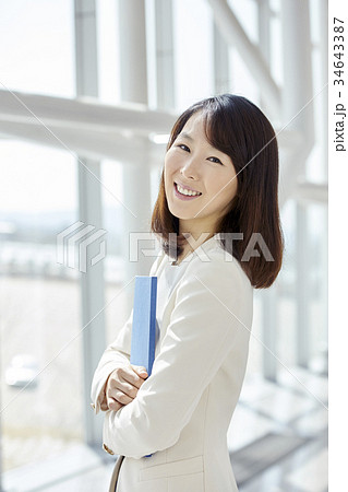 短い髪 若い女性 楽しみ 34643387