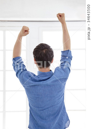 後姿 ビジネスマン 若い男 34643500