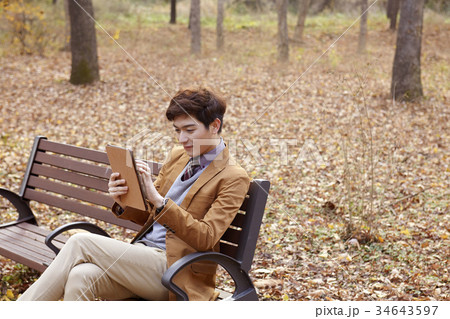 秋 公園 ベンチ 34643597