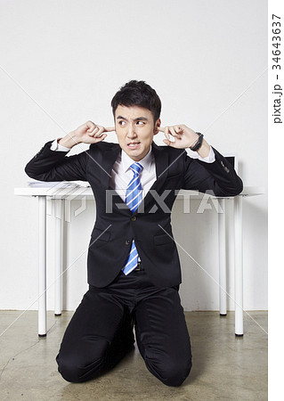 ひざまずく ビジネスマン ストレス 34643637