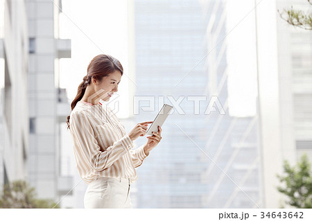 指す 指さす 女性 34643642