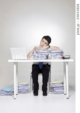 ビジネスマン 書類 ストレス 34643808