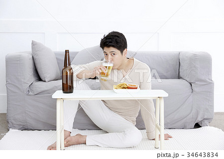 ビール 若い男 若い男性 34643834