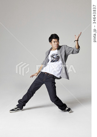 挙手 手を挙げる 若い男 34643837