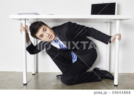 逃げ ひざまずく ビジネスマン 34643868