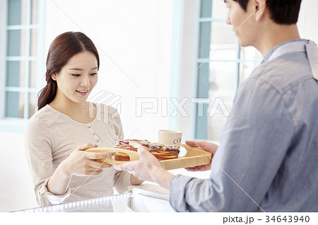 若い男 若い男性 若い女性 34643940