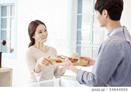 若い男 若い男性 若い女性 34644004