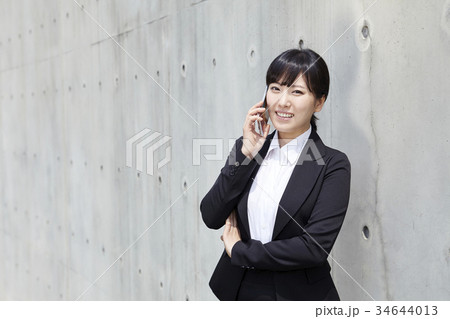 ビジネスウーマン 電話 若い女性 34644013