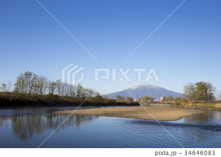 晩秋の岩木山と平川 34646083