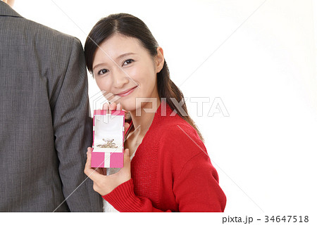 笑顔の女性とプレゼント 34647518