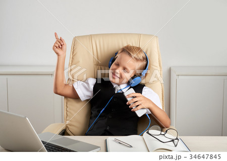 Dancing to the music Dancing to the music 34647845
