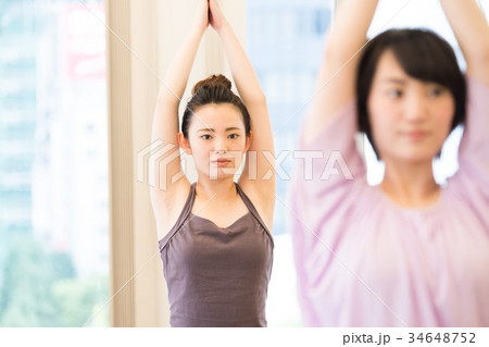 ヨガスタジオでヨガをする若い女性 34648752