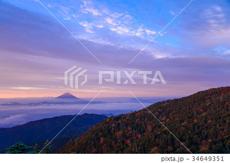 【山梨県】国師ヶ岳・紅葉・富士山・夜明け 【山梨県】国師ヶ岳・紅葉・富士山・夜明け 34649351