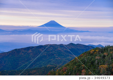 【山梨県】国師ヶ岳・紅葉・富士山・夜明け 【山梨県】国師ヶ岳・紅葉・富士山・夜明け 34649373