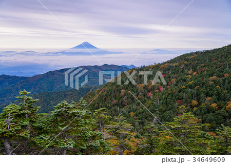 【山梨県】紅葉を迎えた国師ヶ岳から、富士山眺望 34649609