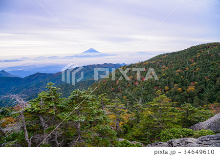 【山梨県】紅葉を迎えた国師ヶ岳から、富士山眺望 34649610