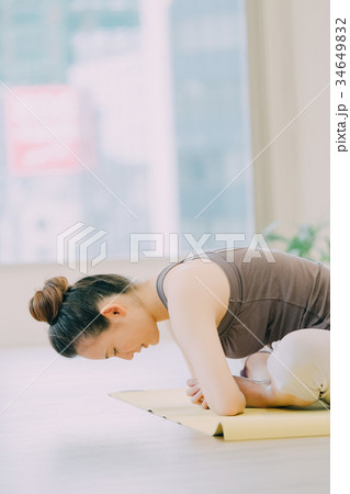 ヨガスタジオでヨガをする若い女性 34649832