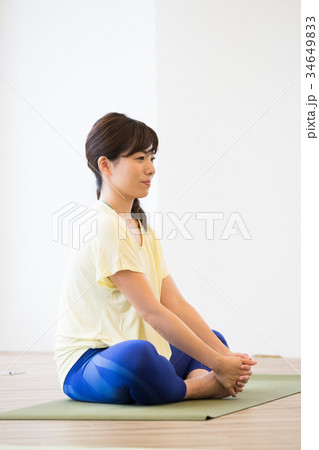 ヨガスタジオでヨガをする若い女性 ヨガスタジオでヨガをする若い女性 34649833