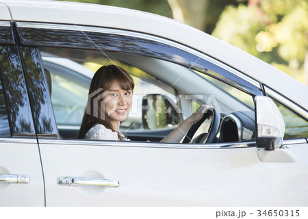 車の運転席の女性、カメラ目線 車の運転席の女性、カメラ目線 34650315