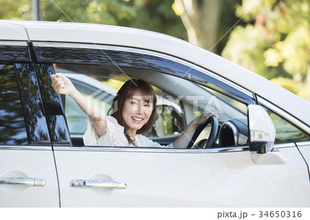 ドライブに出発する若い女性 34650316