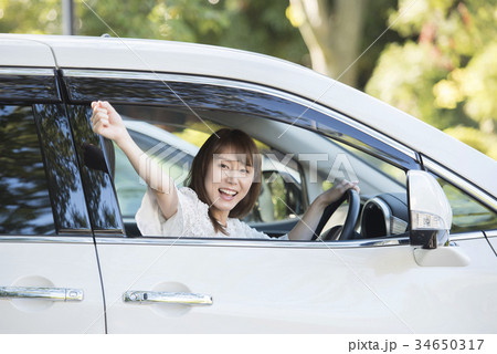 ドライブに出発する若い女性 ドライブに出発する若い女性 34650317