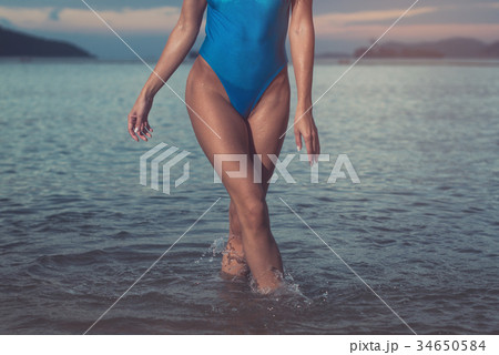 Cropped image of slim young woman wearing trendy Cropped image of slim young woman wearing trendy 34650584