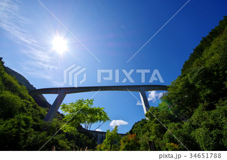 見上げる青空とループ橋 奥秩父 雷電廿六木橋　a-2 太陽の光芒 34651788