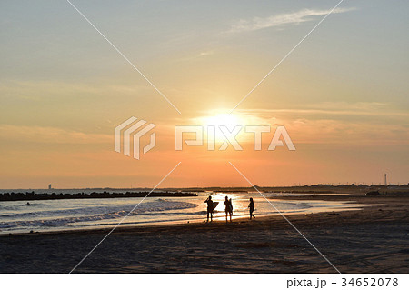 千葉飯岡九十九里浜に沈む夕日とサーファー 千葉飯岡九十九里浜に沈む夕日とサーファー 34652078