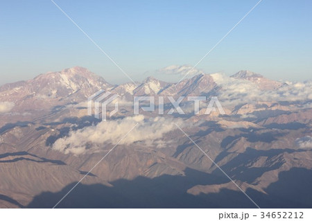 南米大陸を南北に縦断するアンデス山脈、快晴のチリ上空から見る入り組んだ渓谷と初夏の山並み 34652212