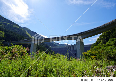 見上げる青空とループ橋 奥秩父 雷電廿六木橋　h 橋脚越しのダム 34652306